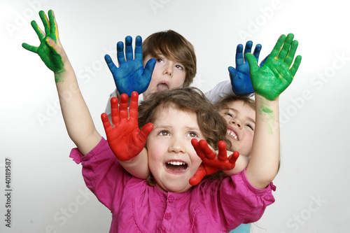Fotografie Kinder mit farbigen Händen