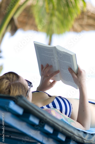 Ein Buch am Strand lesen