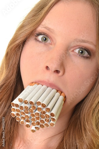 femme avec cigarette