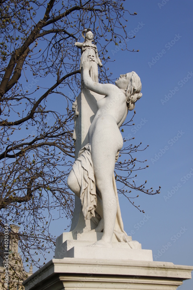 Cassandre se met sous la protection de Pallas, statue du jardin des Tuileries à Paris