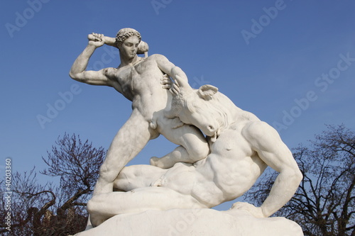 Thésée combattant le Minotaure, statue du jardin des Tuileries à Paris