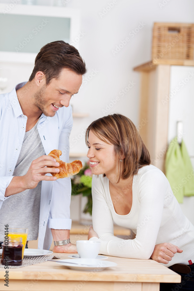 verliebtes junges paar beim frühstück