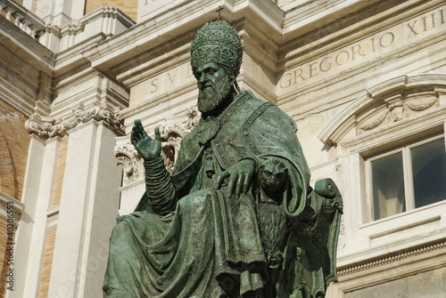 bronze monument of Pope Sisto V, Loreto