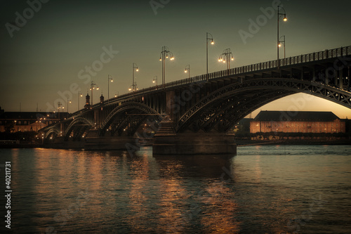 Theodor-Heuss-Brücke in Wiesbaden/Deutschland © fotografci