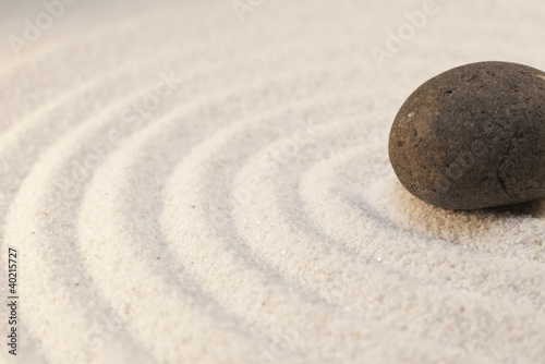 galets noir sur sable fin photo