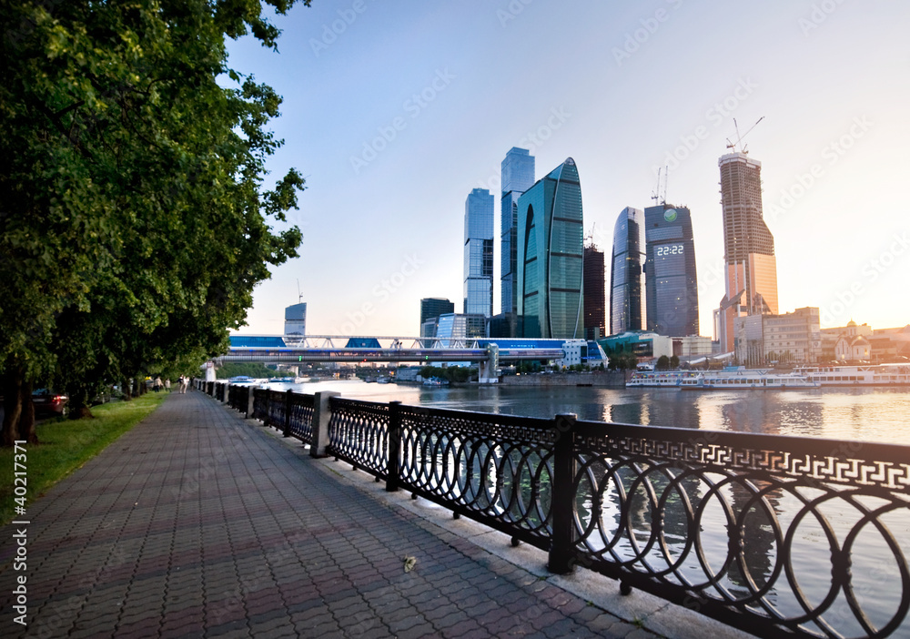 Obraz premium Moscow City and the River Lee. sun