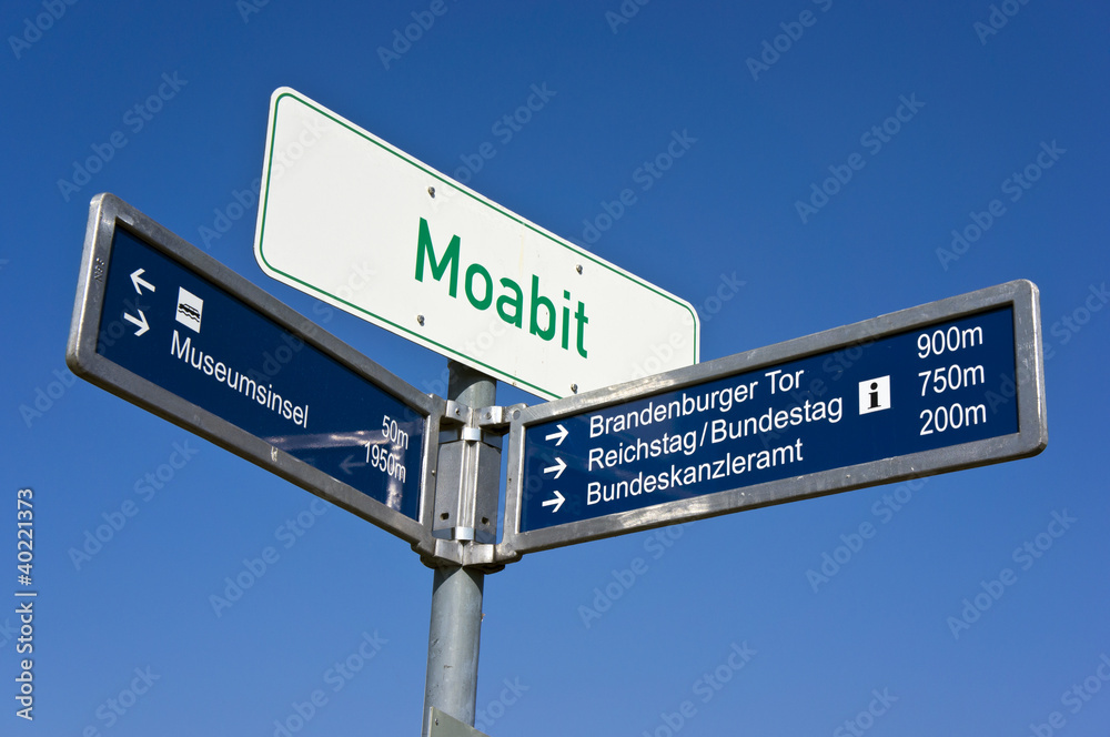 Fototapeta premium Wegweiser mit touristischen Zielen Berlin-Mitte