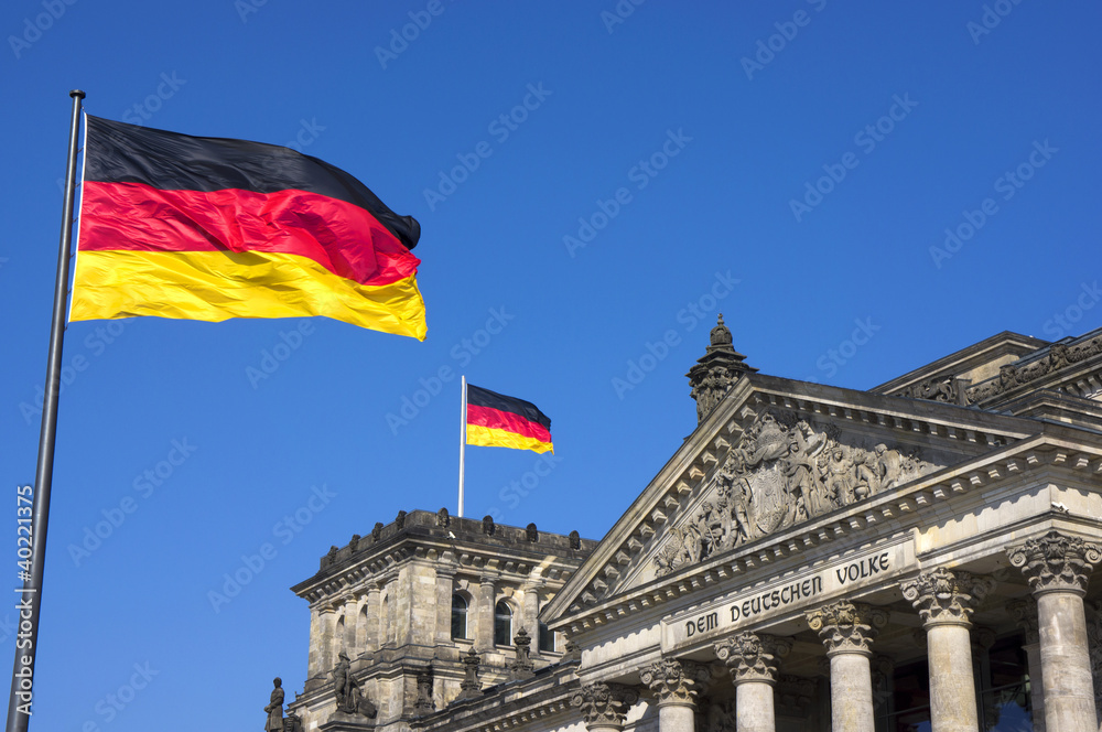 Fototapeta premium Reichstag mit Deutschlandflaggen