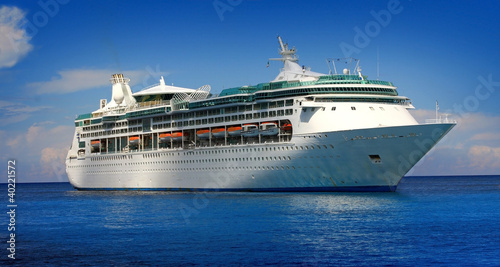Fototapeta Naklejka Na Ścianę i Meble -  cruise ship
