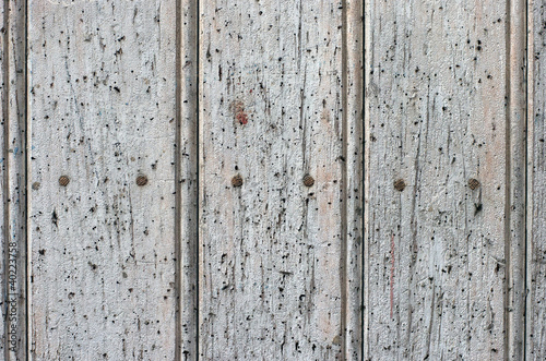 Puerta vieja de madera blanca con clavos, fondo, textura.