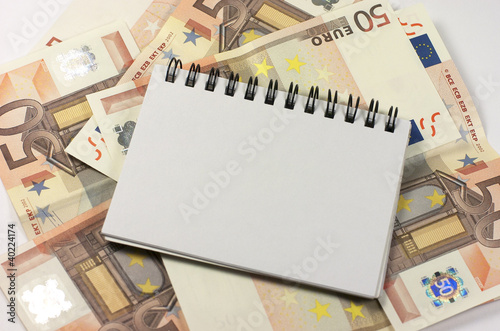 Bloc de notas con billetes de euro