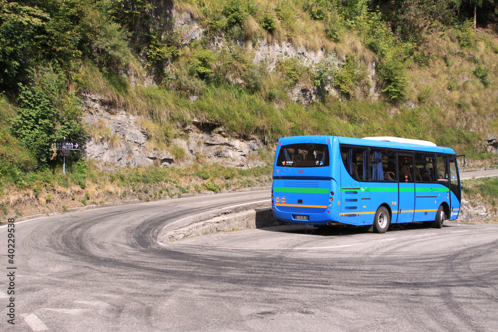 Fototapeta premium Autobus di montagna
