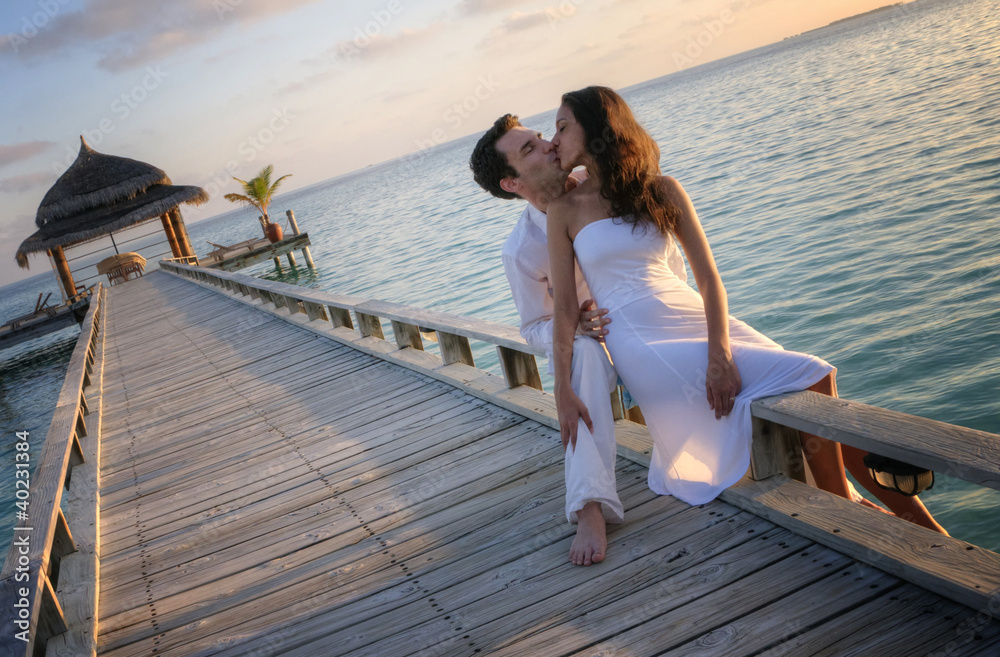Sinnliches sexy Paar in weißer Kleidung am Pier (Malediven) Stock Photo |  Adobe Stock