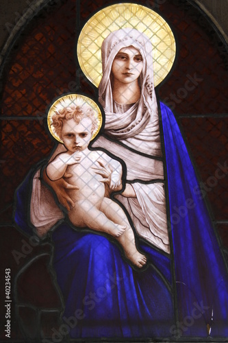 Vierge et l'enfant, vitrail d'un caveau du cimetière de Passy à Paris