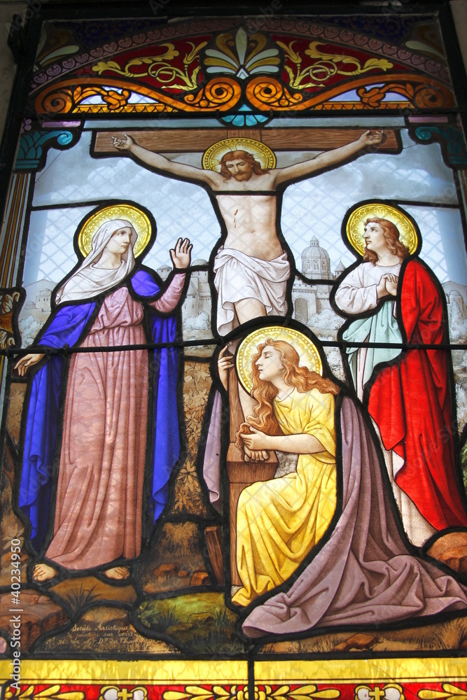 Fototapeta premium La passion du Christ, vitrail d'un caveau du cimetière de Passy à Paris