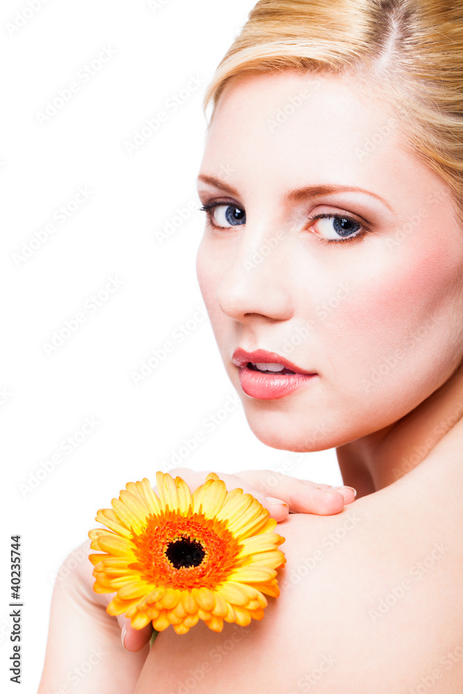 junge blonde Frau mit Gerbera junge blonde Frau mit Gerbera