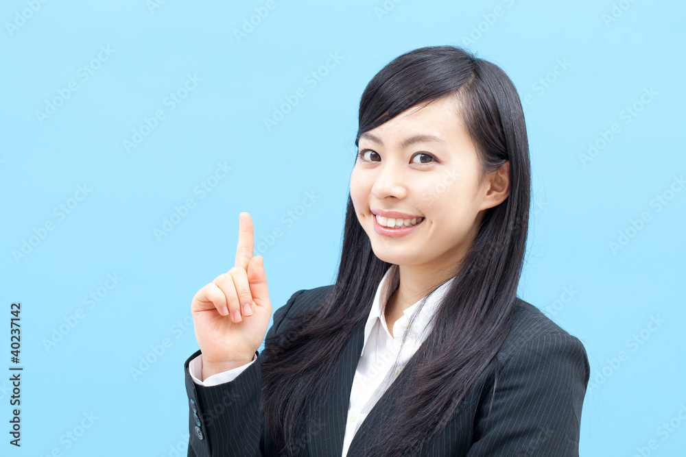 指差す女性 指差す女性