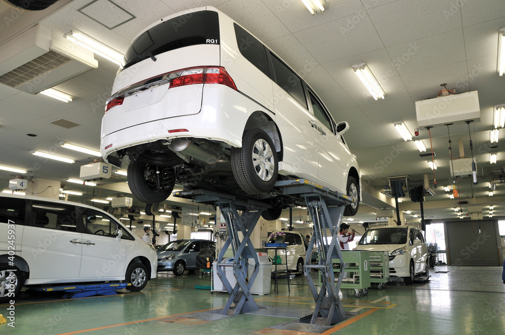 Fototapeta premium リフトアップされた自動車