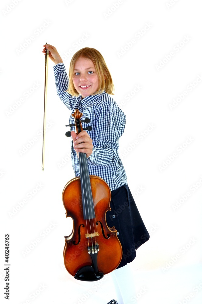 Kind mit Violine vor Weiss