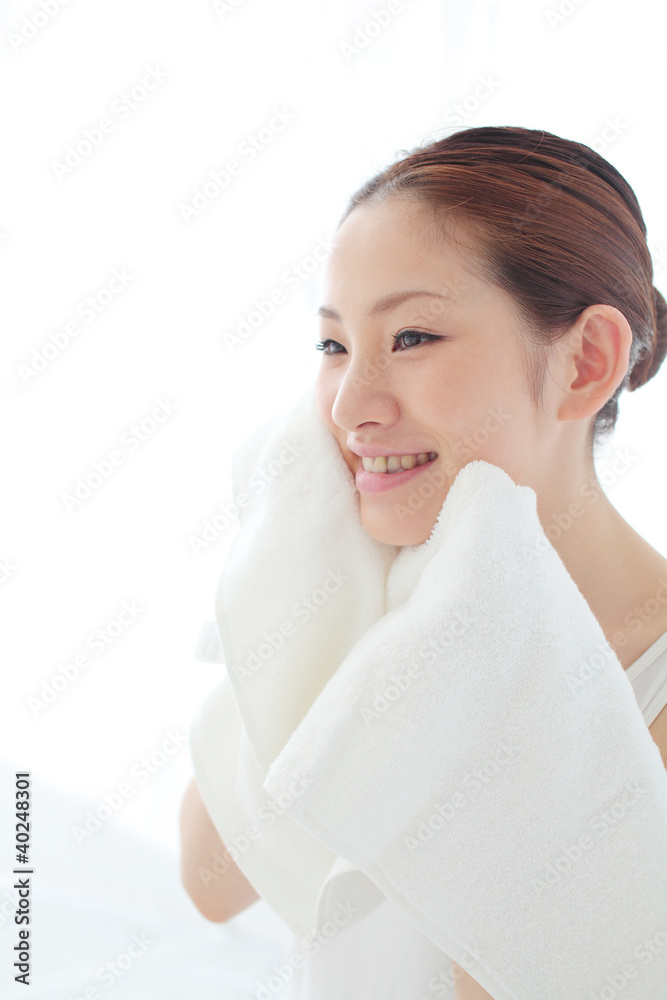 洗顔・顔を拭く女性