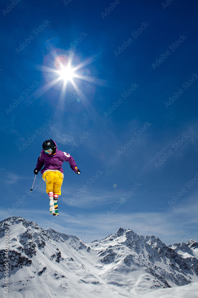 salto con gli sci con sole