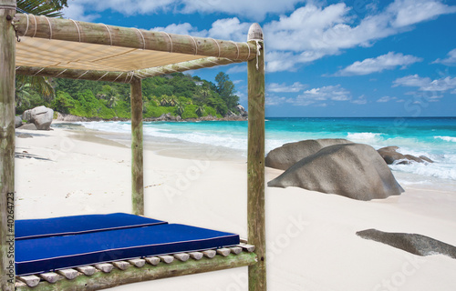 lit de soleil sur plage déserte des Seychelles photo