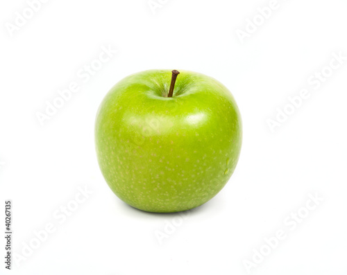 Зеленое яблоко на белом фоне.