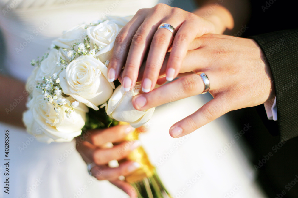 Wedding rings and hands - obrazy, fototapety, plakaty 