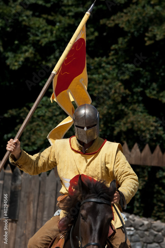 Chevalier jaune et rouge