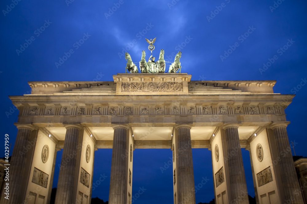Obraz premium Brandenburg Gate at dawn