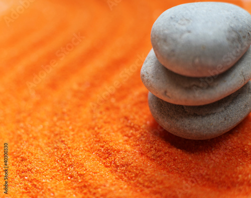 trois galets en équilibre méditation sur sable orange photo