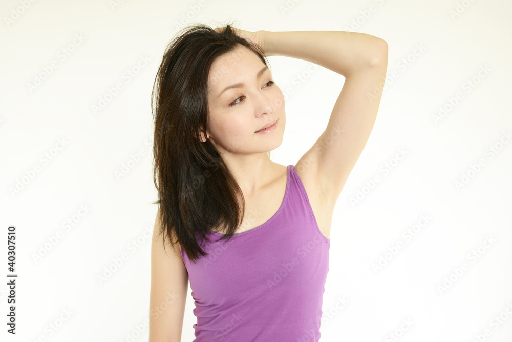 髪をかきあげる女性 髪をかきあげる女性