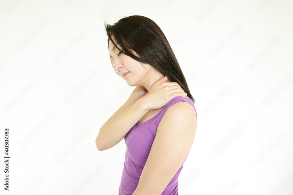 肩こりをほぐす女性 肩こりをほぐす女性