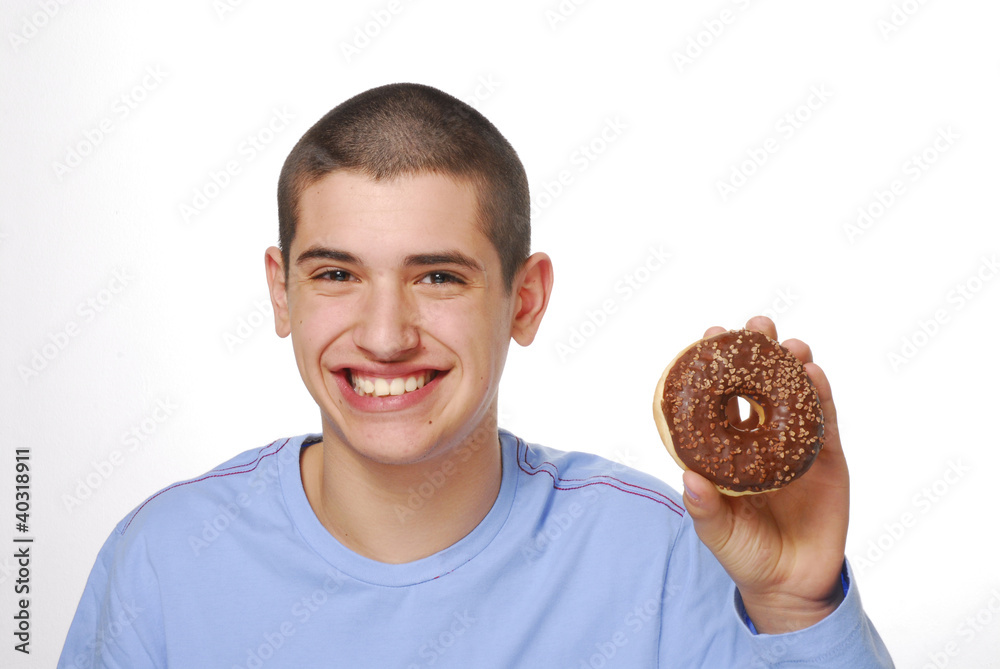 Niño sujetando,comiendo un dulce de chocolate. Niño sujetando,comiendo un dulce de chocolate.