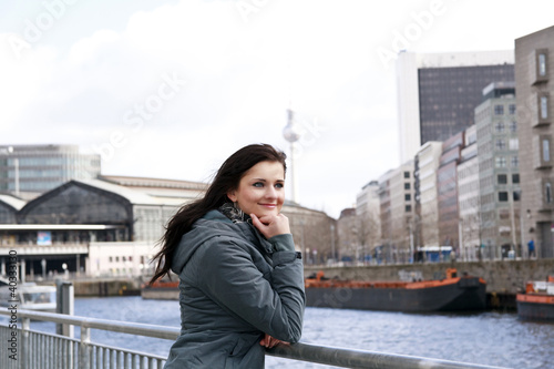 Foto junge Frau steht am Ufer der Havel in Berlin