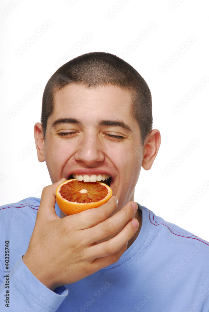 Niño alegre comiendo naranja. Niño alegre comiendo naranja.