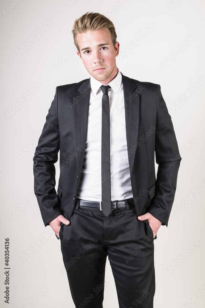 Fototapeta premium Junger Geschäftsmann im Anzug