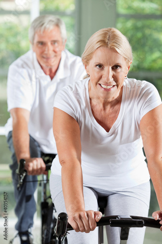 Senioren trainieren im Fitnesscenter photo