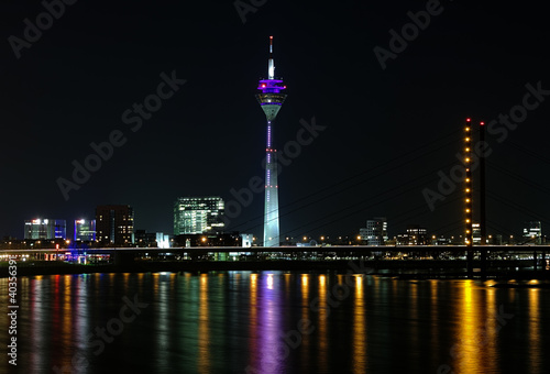 Obraz na płótnie Dusseldorf, Rheinturm TV tower in night illumination w salonie