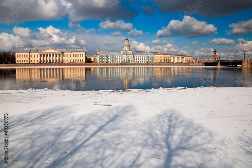 Весна в Санкт-Петербурге. Ледоход на Неве. Вид на Кунсткамеру