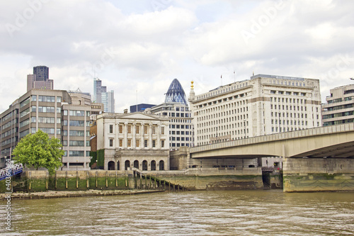 The London Bridge and the river Thames in London, England © TravelWorld