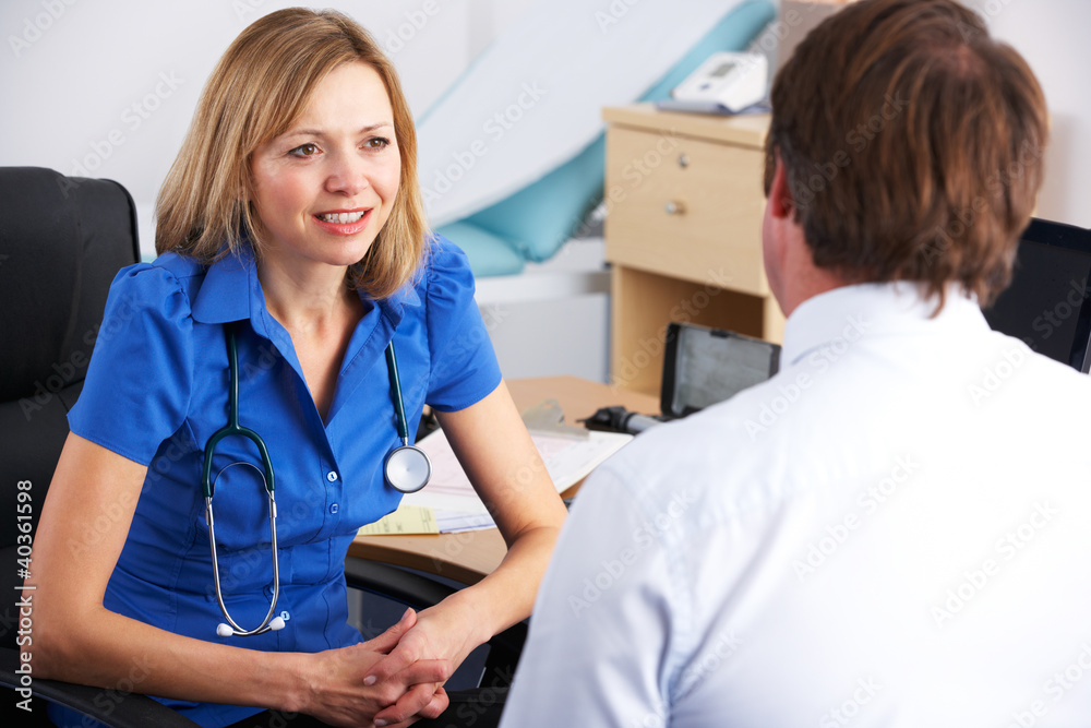 Obraz premium Female UK doctor talking to male patient