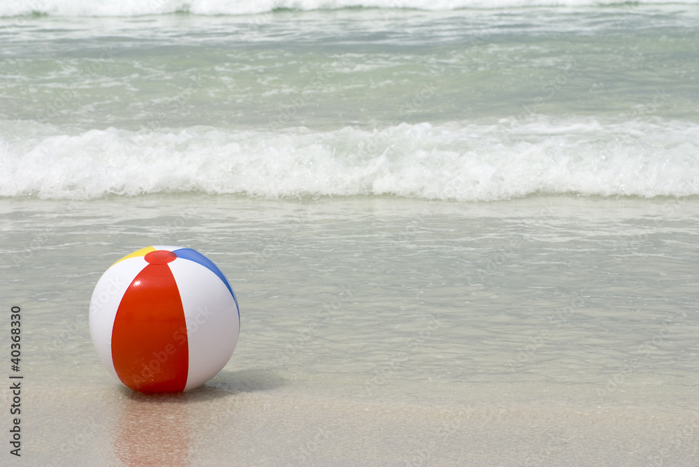 Obraz premium Beach Ball in Ocean Surf