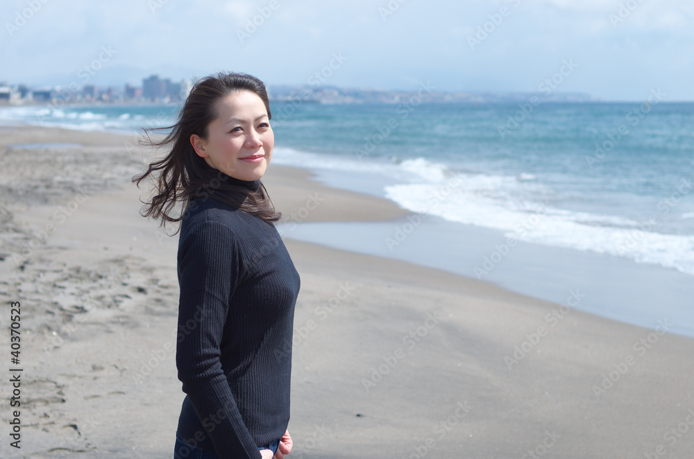 砂浜に立つ女性 砂浜に立つ女性