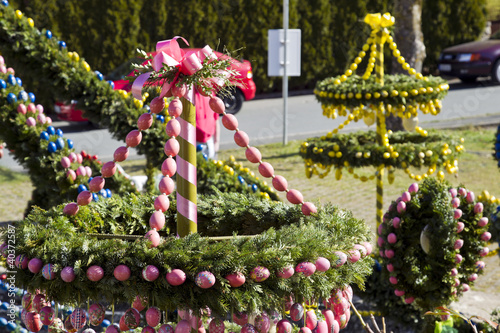 ostern an einem osterbrunnen in franken