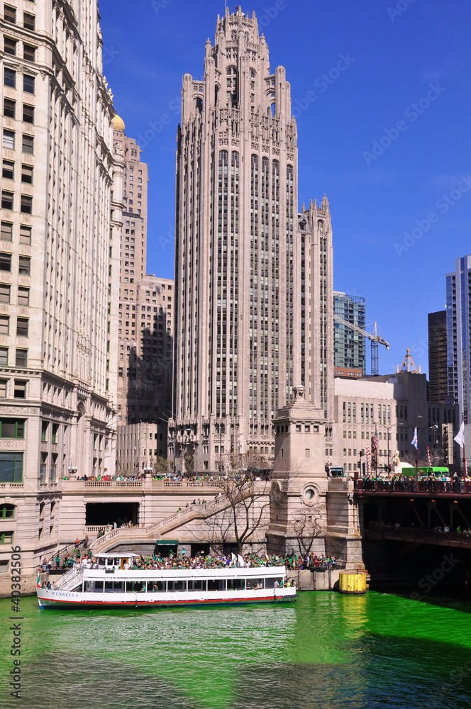 Obraz premium Wrigley Tower Chicago on Saint Patricks Day