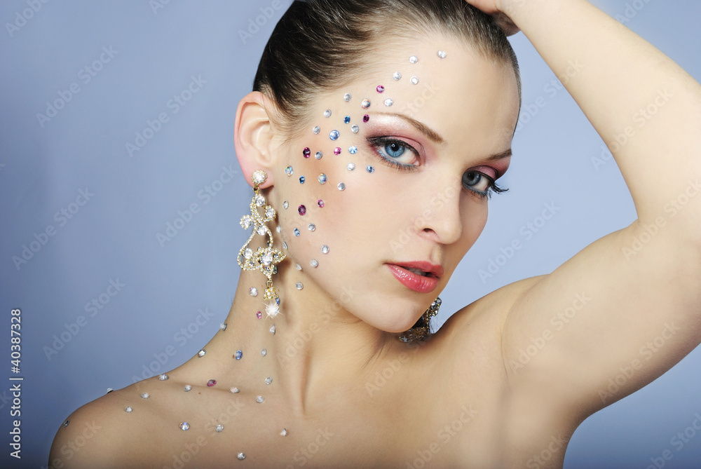 Naklejka premium beautiful fashionable girl on white background with diamond