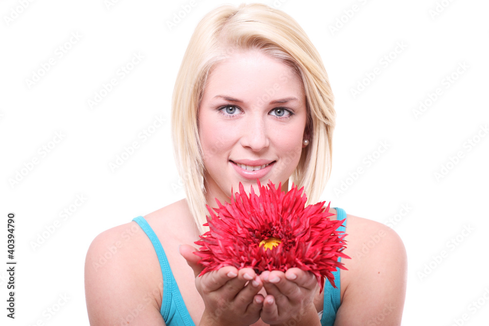 junge frau hält rote blume in der hand junge frau hält rote blume in der hand
