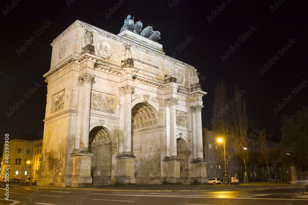 Fototapeta premium Siegestor w Monachium nocą