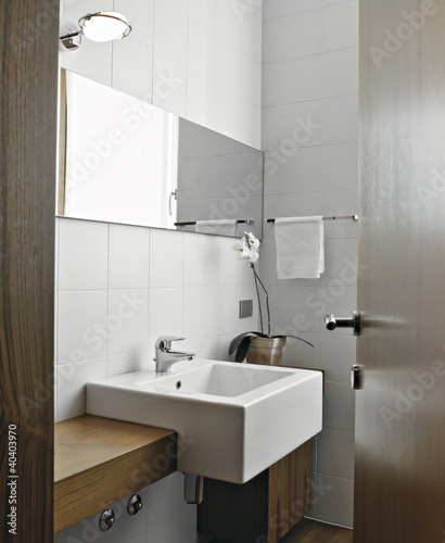 dettaglio del lavabo in ceramica bianca di un bagno moderno